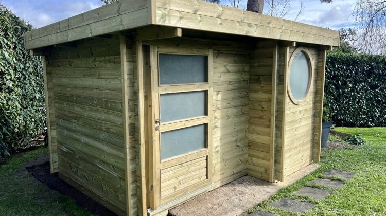 Découvrez l&rsquo;Abri de Jardin en Madriers de 27 mm en Pin Sylvestre Autoclave : Alliez Style et Fonctionnalité