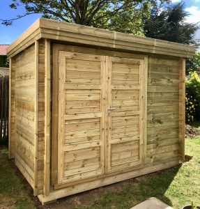 Abri de jardin en bois neuf avec double porte.