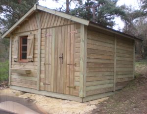 Abri de jardin en bois neuf avec fenêtre et double porte.
