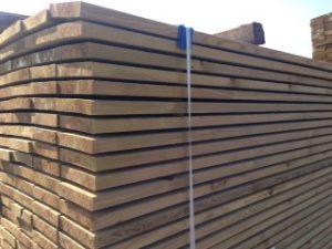Piles de planches de bois traité, prêtes à l'emploi