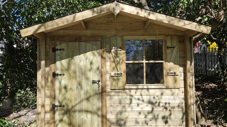 Abri de jardin taxable : à partir de quand et combien en 2026