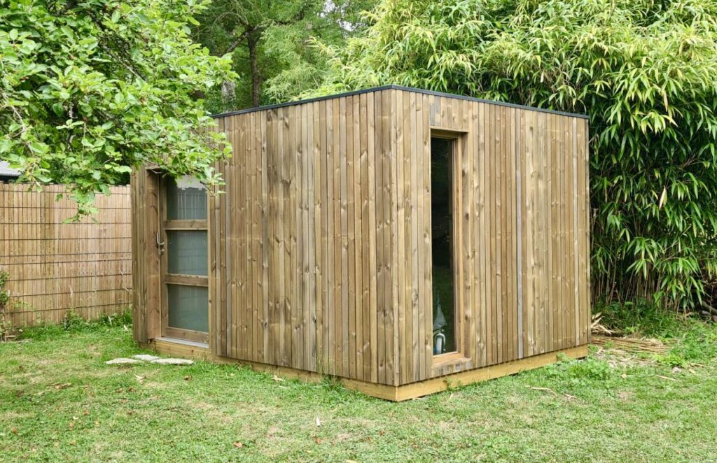 Porte en bois moderne avec quatre panneaux vitrés dépolis.