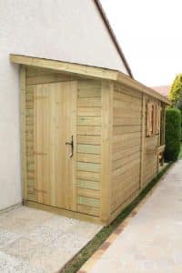 Abri de jardin en bois adossé à une maison.