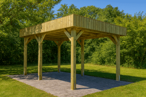 Pergola en bois, sol pavé, entourée de verdure.