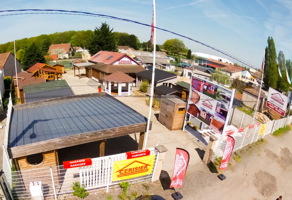 Exposition extérieure Cerisier de garages, carports et abris en bois.