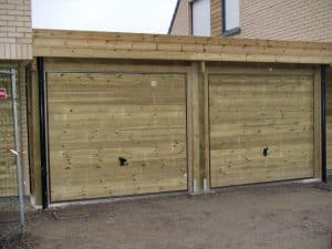 Deux portes de garage en bois sous un abri.