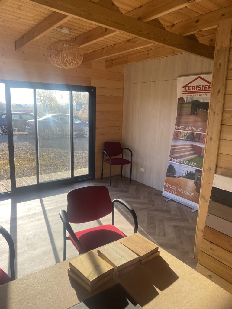 Abri de jardin moderne, bardage bois vertical, porte vitrée.