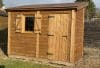 Abri de jardin en bois neuf avec fenêtre et porte.