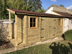 Abri de jardin en bois neuf avec porche et fenêtres.