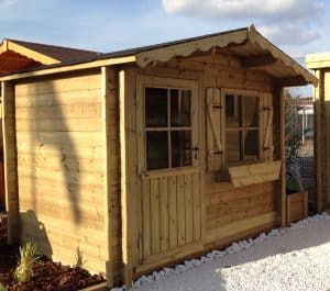 Abri de jardin en bois clair avec porte, fenêtre et jardinière.