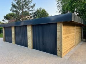 Trois garages en bois avec portes sectionnelles