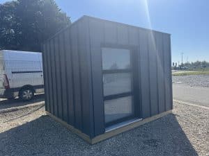 Petit module cubique moderne gris, fenêtre, base bois, extérieur.