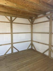 Intérieur ossature bois, murs blancs, plancher et plafond bois.