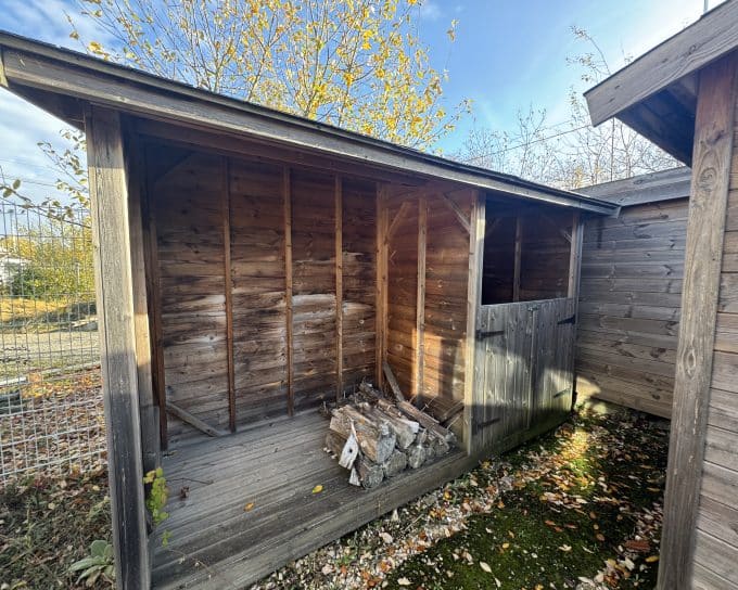 Abri en bois rustique avec du bois de chauffage en automne.