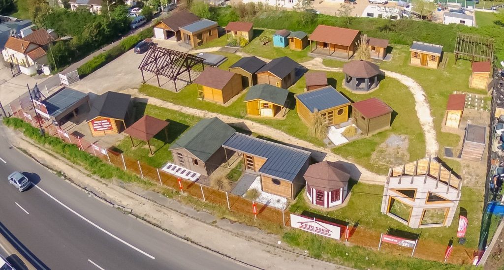 Exposition aérienne de cabanes de jardin et chalets en bois